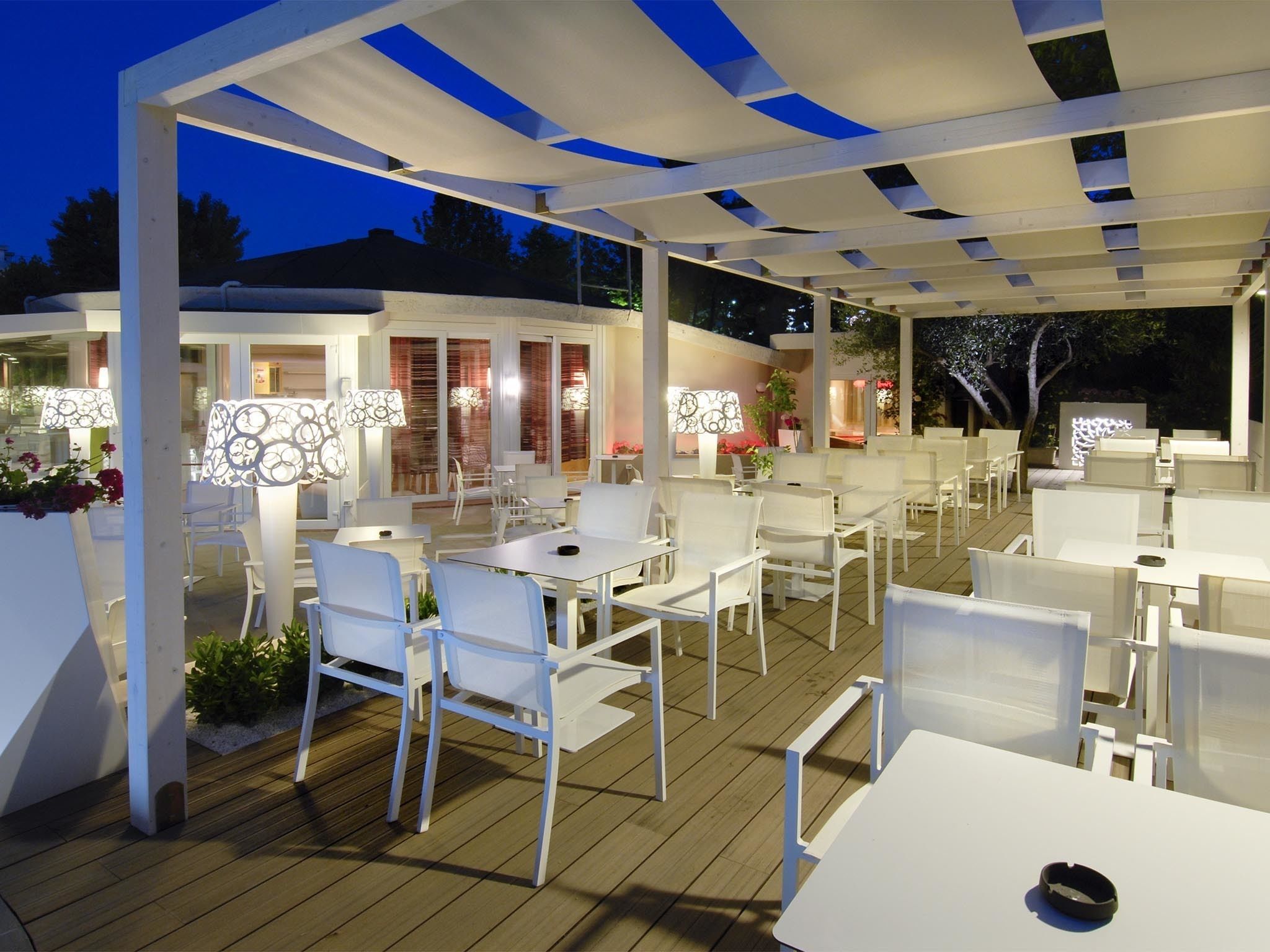 dinner and brunch served, international cuisine