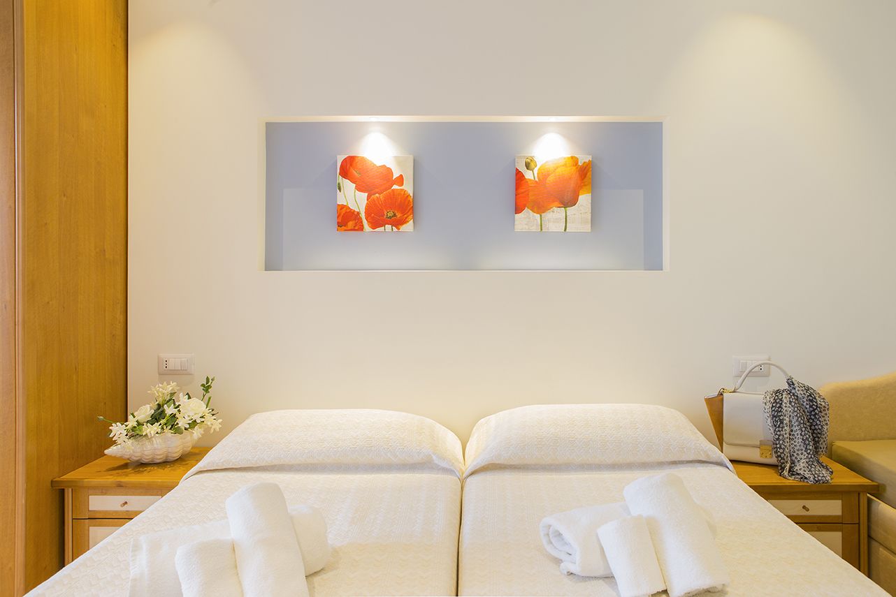 standard double room | in-room safe, desk, soundproofing, free wifi