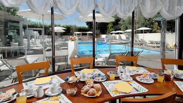Petit déjeuner buffet (15 EUR par personne)