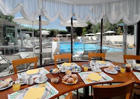 Desayuno buffet todos los días (con cargo)