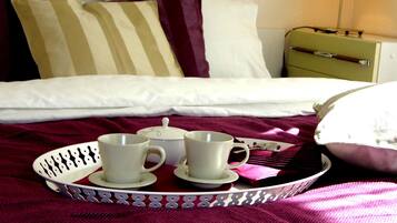 1 habitación, escritorio y tabla de planchar con plancha