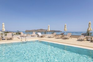 Piscina a l'aire lliure de temporada i piscina de vora infinita 