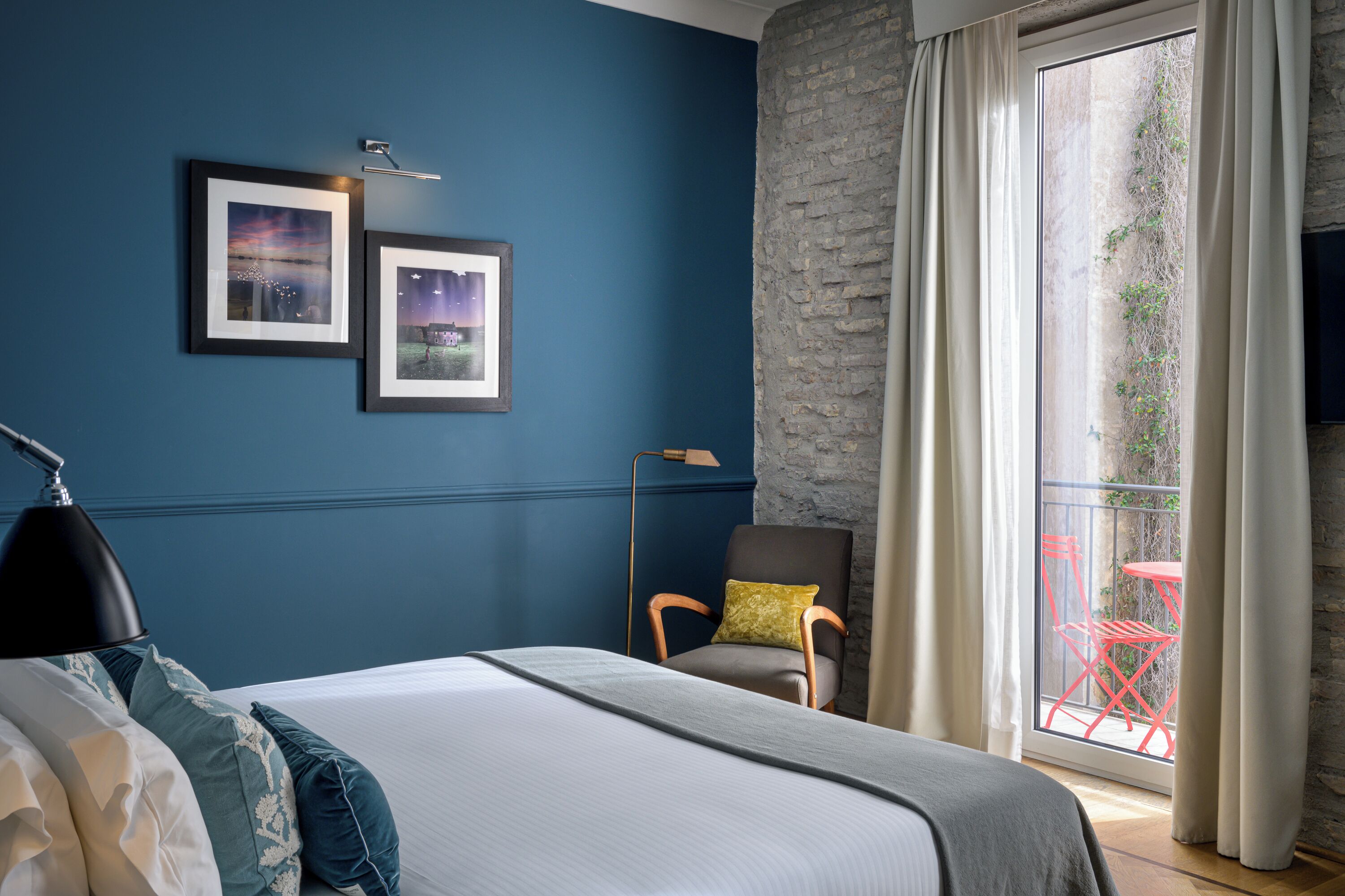 in-room safe, desk, laptop workspace, blackout curtains