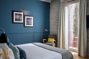 In-room safe, desk, laptop workspace, blackout drapes