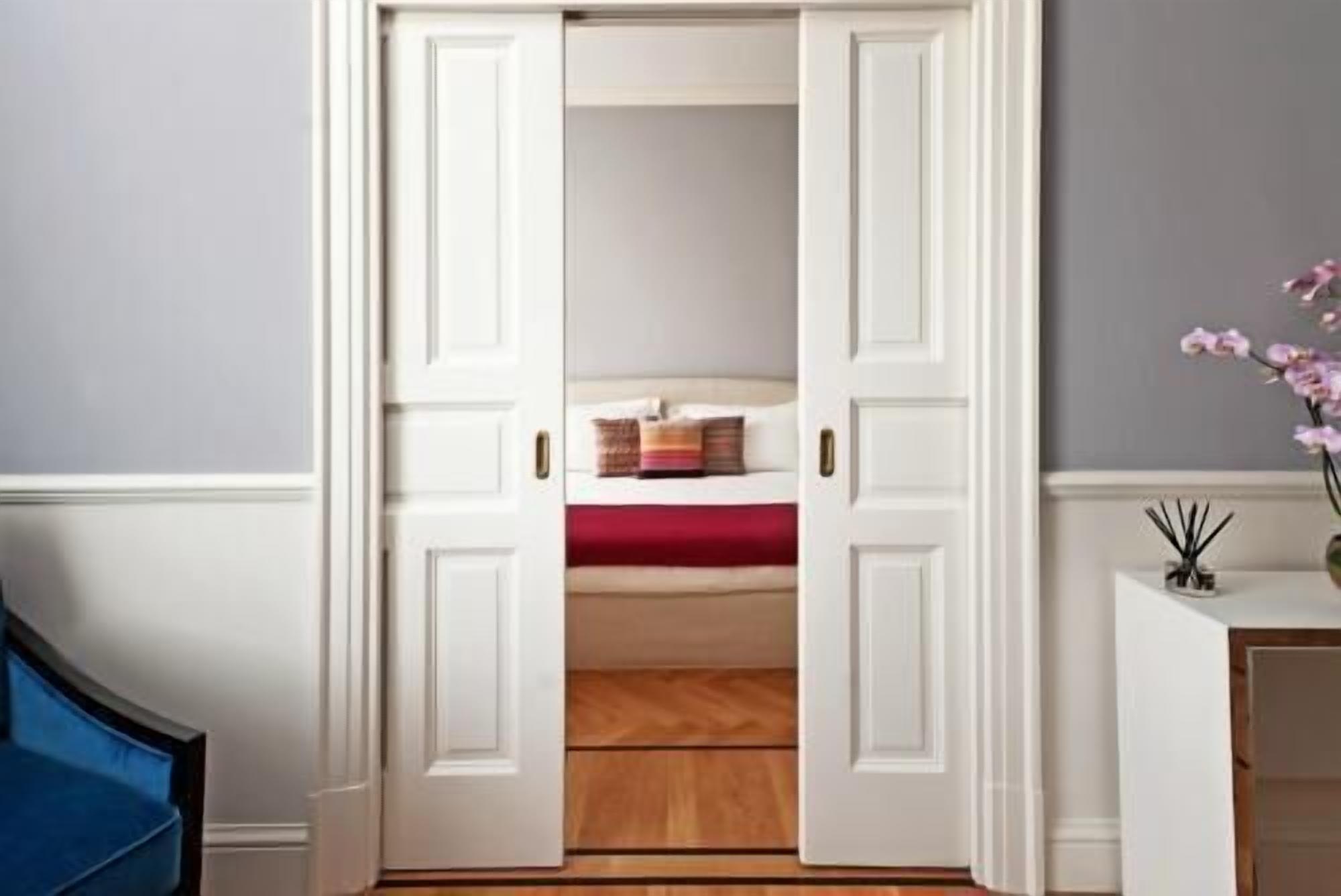 Caja de seguridad en la habitación y escritorio 