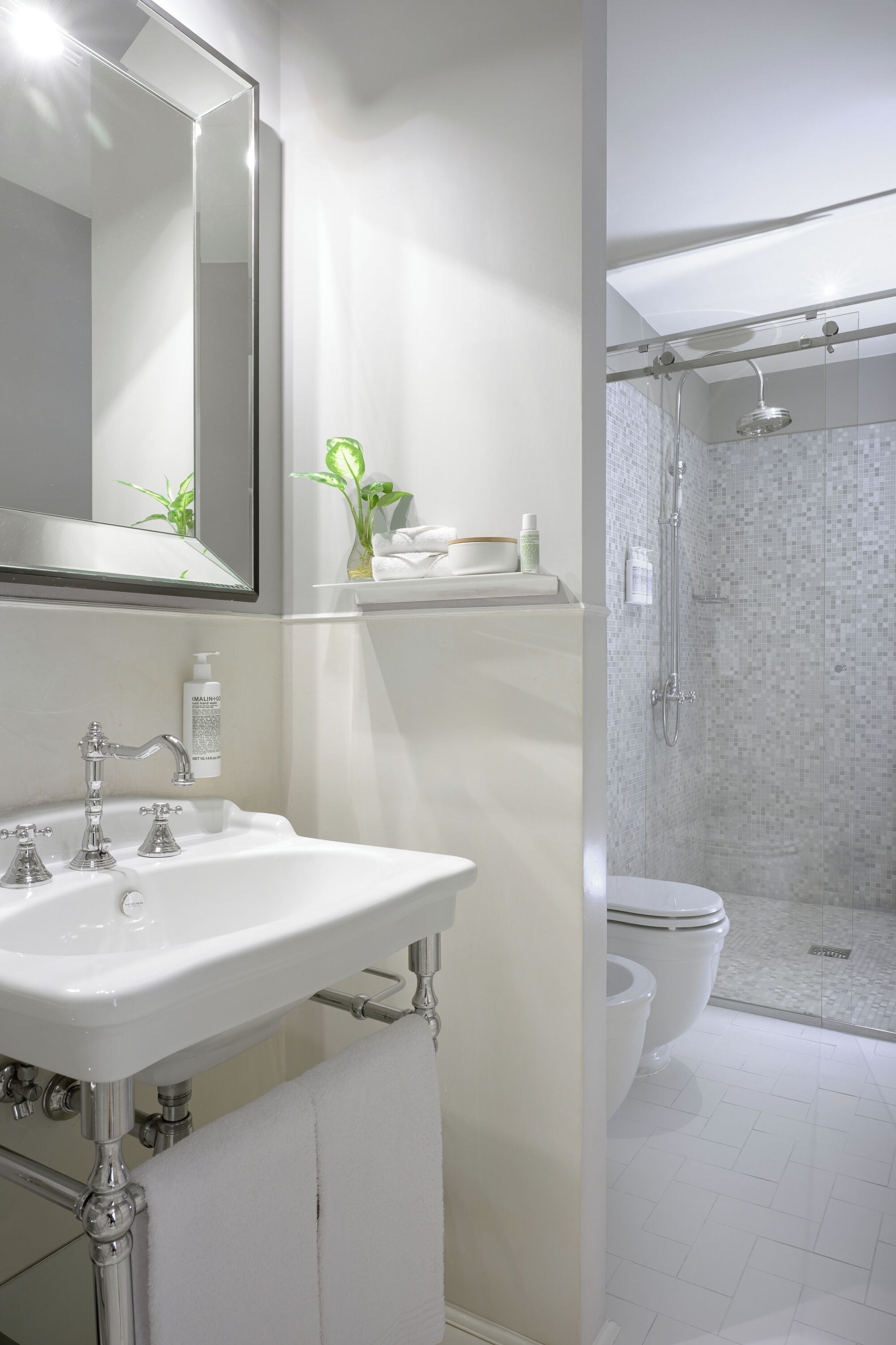 suite | bathroom | shower, eco-friendly toiletries, slippers, towels