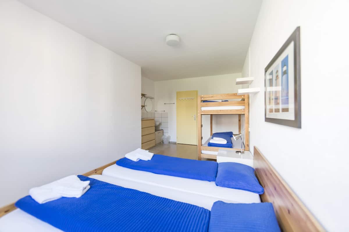 Chambre Quadruple, plusieurs lits, salle de bains commune | Coffres-forts dans les chambres, Wi-Fi gratuit