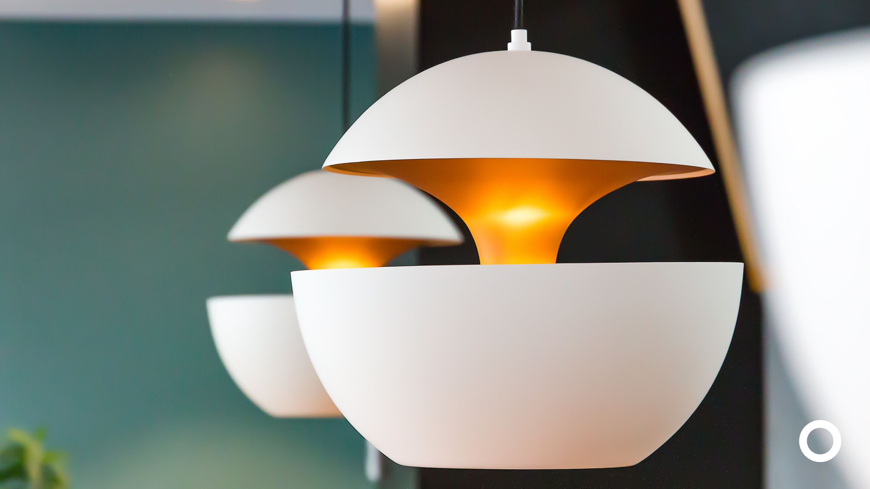 Luminária pendente moderna com design em forma de taça branca e fonte de luz iluminada.