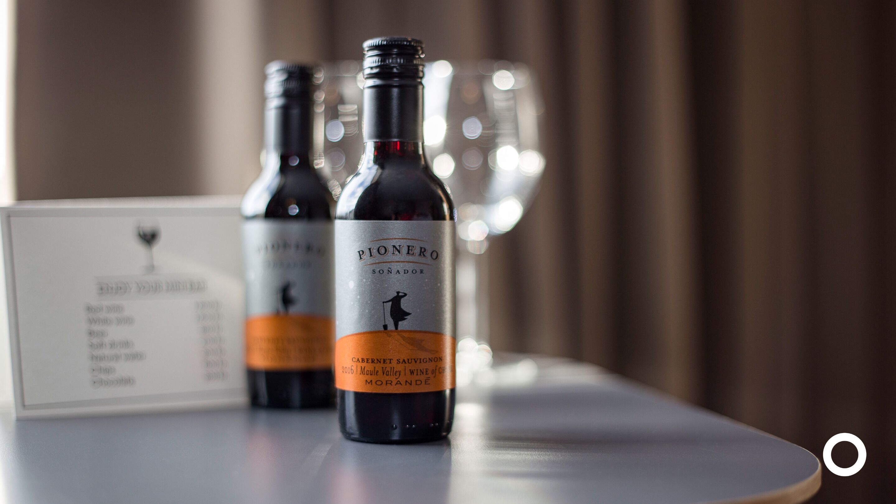 Dos botellas de Pionero Sonador Cabernet Sauvignon sobre una mesa con un menú.
