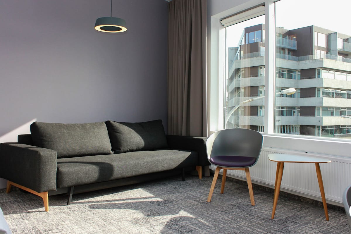 deluxe double/twin with spa access | living area | flat-screen tv