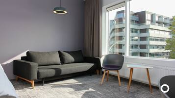 Deluxe Double/Twin with Spa Access | Oppholdsområde | Flatskjerm-TV