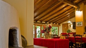 Lunch and dinner served, pizza