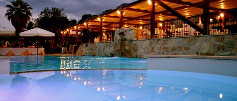 Kolam renang outdoor dan sebuah infinity pool