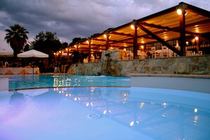 Outdoor pool, an infinity pool, pool umbrellas, pool loungers - Tenuta di Roccadia (Carlentini)