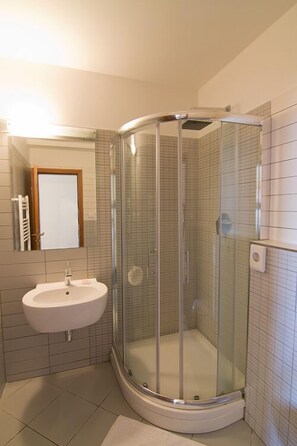 Estudio | Baño | Bañera profunda, artículos de higiene personal gratuitos y albornoces
