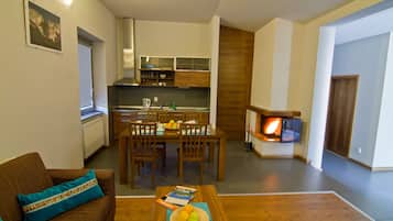 Apartment, 2 Bedrooms, Terrace | 1 bilik tidur, seterika/papan seterika, katil bayi/kot (surcaj)