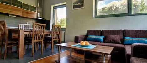Deluxe Apartment, 3 Bedrooms | 1 bedroom, iron/ironing board, cots/infant beds, rollaway beds