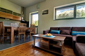 Deluxe Apartment, 3 Bedrooms | 1 bedroom, iron/ironing board, cribs/infant beds, rollaway beds