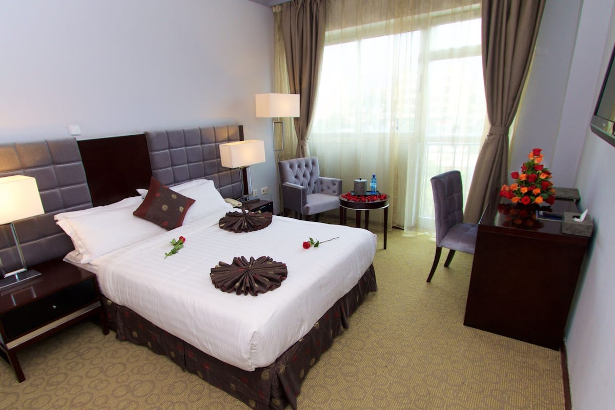 2 bedrooms, minibar, in-room safe, desk