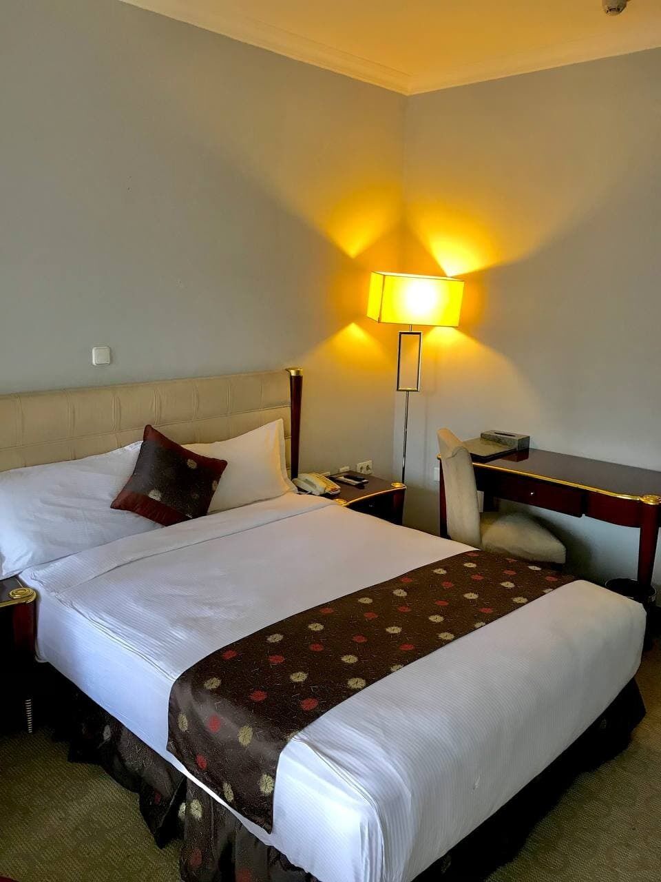 ميني بار وخزنة داخل الغرفة ومكتب ومساحة عمل للكمبيوتر المحمول