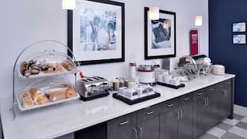 Desayuno completo gratuito y diario