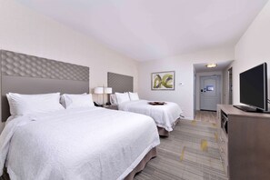 Caja de seguridad en la habitación y tabla de planchar con plancha