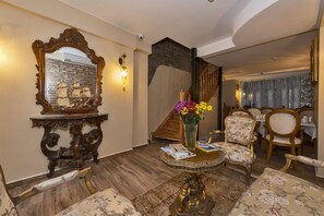 Lobby sitting area - By Murat Royal Hotels (Istanbul)
