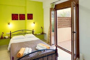 3 bedrooms, in-room safe, soundproofing, iron/ironing board - Uphoria Villas (Mylopotamos)