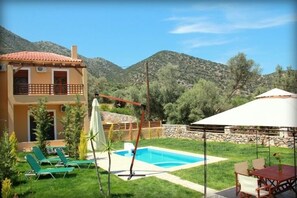 Outdoor pool, pool umbrellas, sun loungers - Uphoria Villas (Mylopotamos)