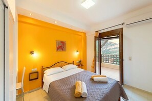 3 bedrooms, in-room safe, soundproofing, iron/ironing board - Uphoria Villas (Mylopotamos)