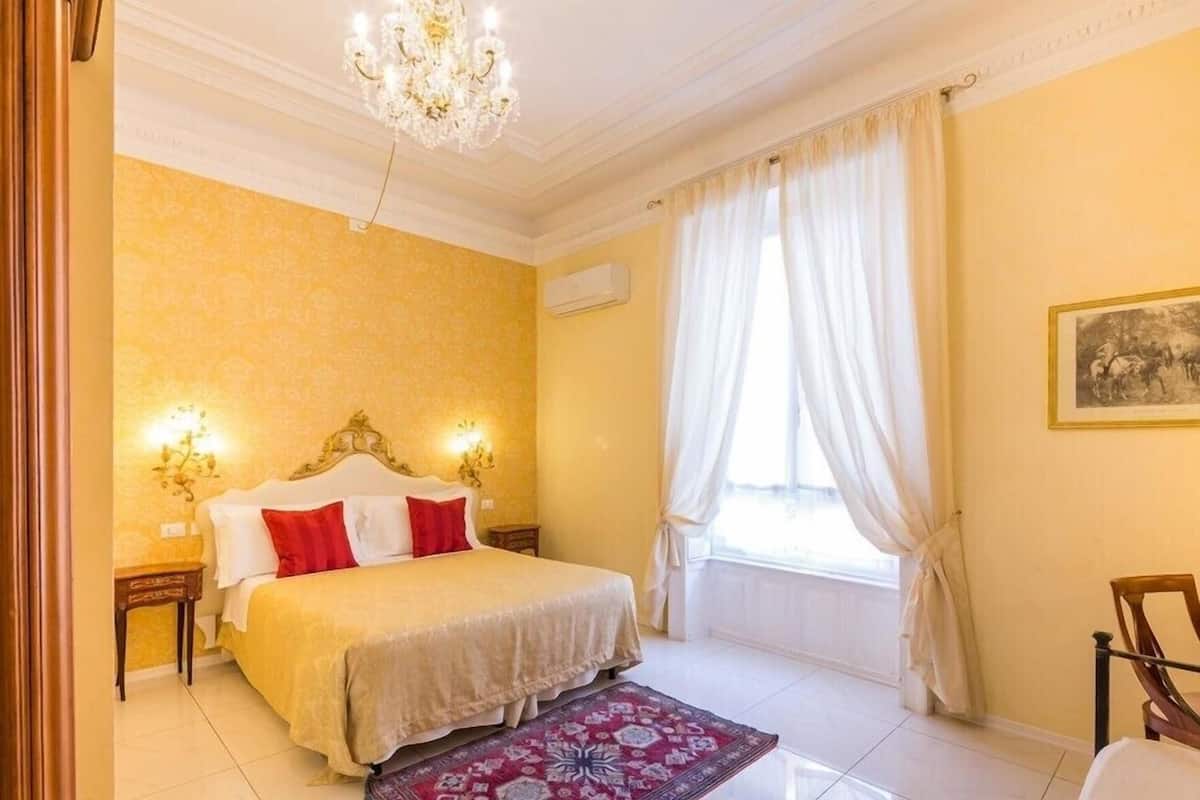 Ylelliset vuodevaatteet, tallelokero huoneessa, työpöytä, äänieristys