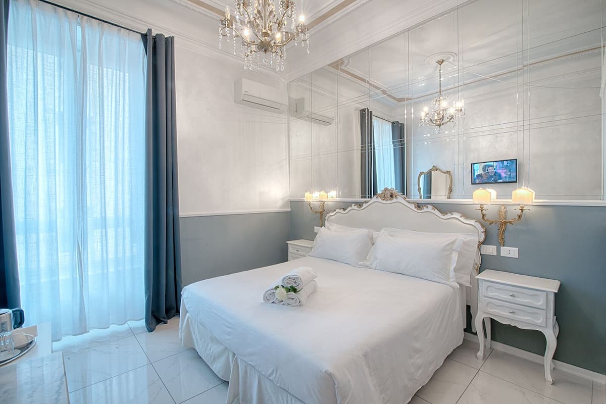 Kamar Klasik | Seprai premium, brankas, meja kerja, dan kedap suara