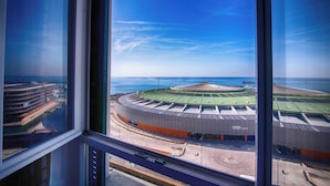 Un estadio con techo verde y una amplia zona de asientos.