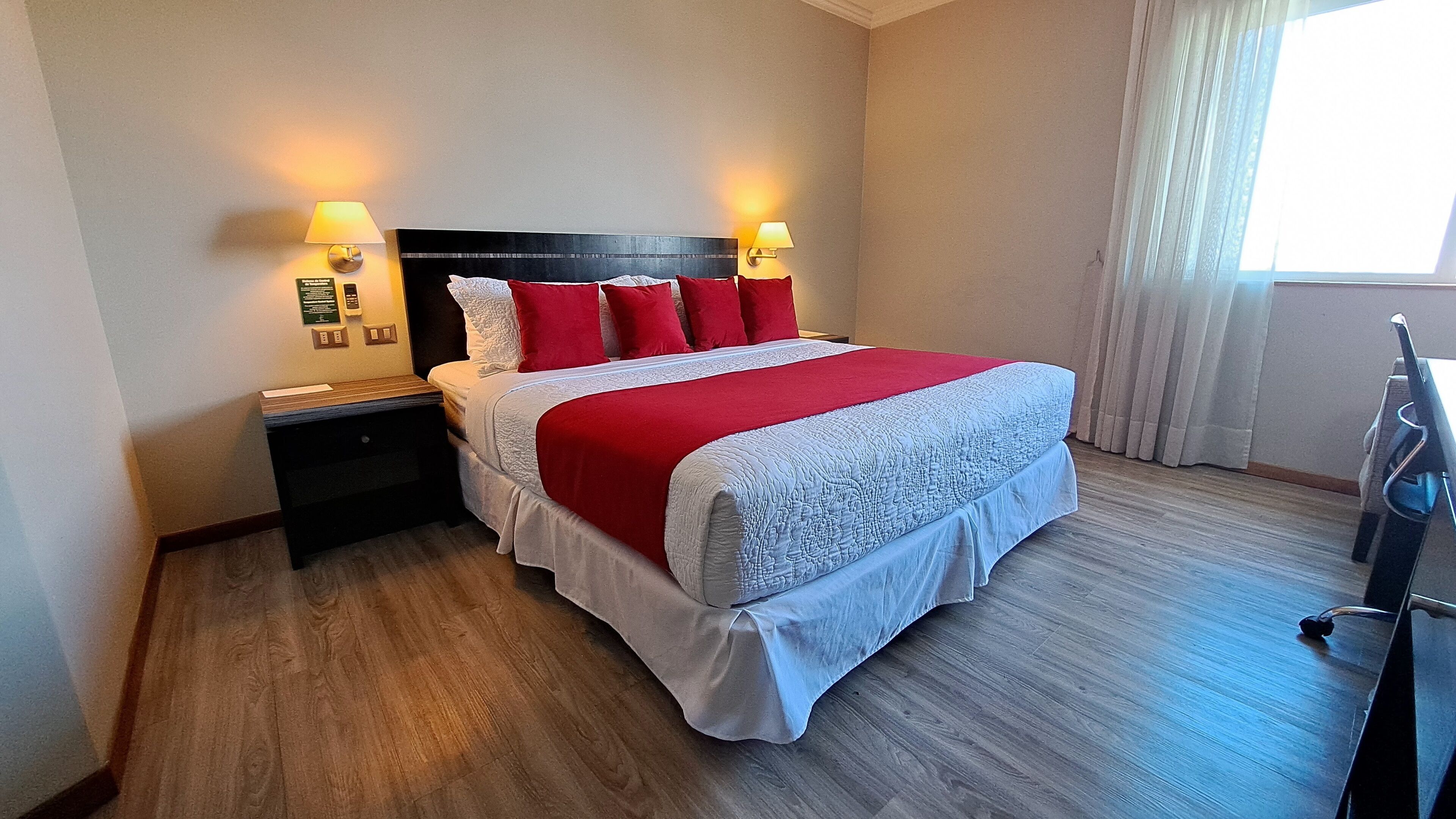 standard room | minibar, in-room safe, desk, soundproofing