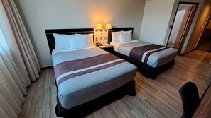 Quarto casal standard | Frigobar, cofres nos quartos, escrivaninha, quartos à prova de som