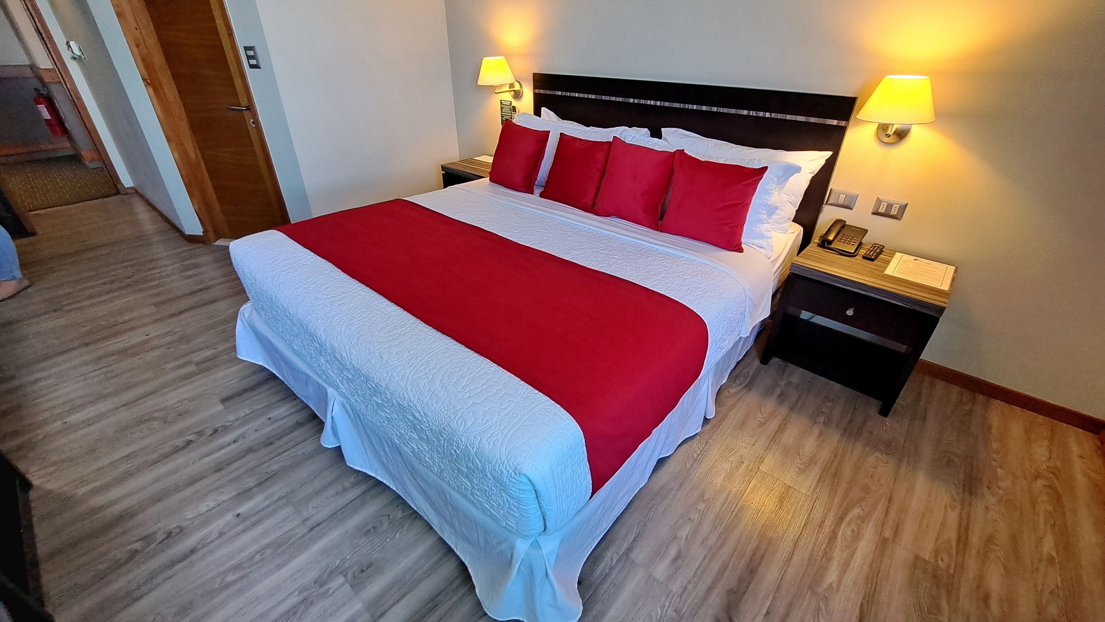 standard room | minibar, in-room safe, desk, soundproofing