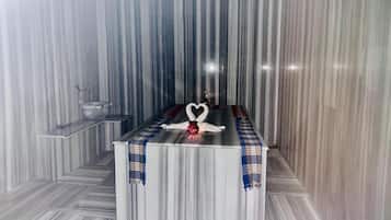 Couples treatment rooms, sauna, steam room, Turkish bath, aromatherapy