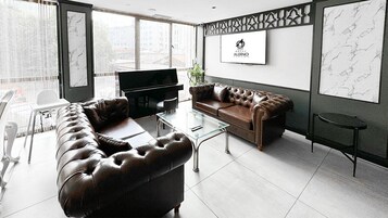 Se sirven desayunos, almuerzos, cenas y cocina internacional 