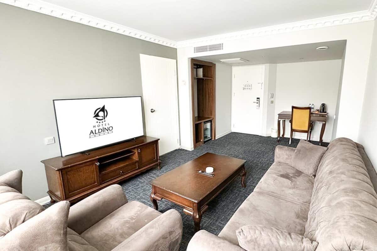 1 bedroom, premium bedding, minibar, in-room safe