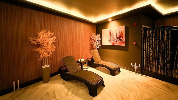Couples treatment rooms, sauna, steam room, Turkish bath, aromatherapy