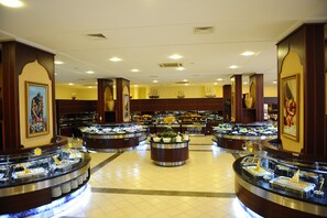 2 restaurants, breakfast, lunch, dinner served; international cuisine