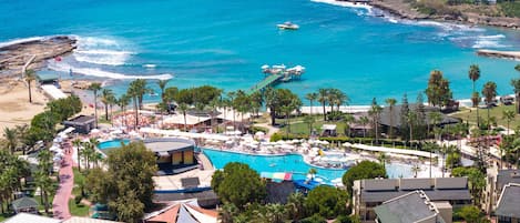 Un complexe hôtelier doté d’une grande piscine, d’un accès à la plage et offrant une vue sur l’océan.