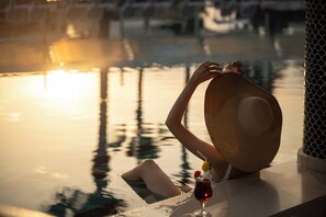 2 indoor pools, outdoor pool, pool umbrellas, pool loungers - Oz Hotels İncekum Beach Resort (Alanya)