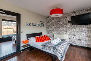 Loftsleilighet – superior, 1 dobbeltseng, byutsikt | Safe på rommet, blendingsgardiner, lydisolert og strykejern/-brett