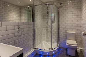 Cobertura superior, 1 cama de casal, vista para a cidade | Banheiro | Chuveiro, produtos de toalete grƔtis, secador de cabelo