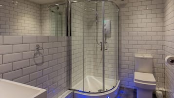 Deluxe Capsule in a 4 Bed Dormitory - Female only | Bathroom | Shower, free toiletries, hair dryer, towels