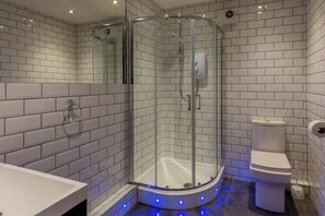 Deluxe Capsule in a 4 Bed Dormitory - Female only | Banheiro | Chuveiro, produtos de toalete grátis, secador de cabelo 