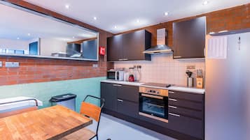 Refrigerador, microondas, horno y utensilios de cocina
