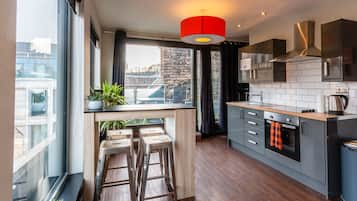 Superior Penthouse, 1 Double Bed, City View | Private kitchen