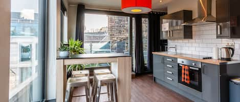 Penthouse Supérieur, 1 lit double, vue ville | Cuisine privée | Réfrigérateur, micro-ondes, four